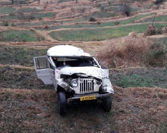 four injured while max fall in farm
