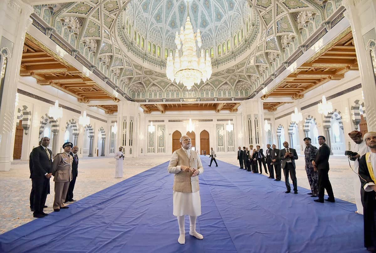 Oman: PM Narendra Modi prays at Shiva temple and visits sultan qaboos grand mosque in Muscat 