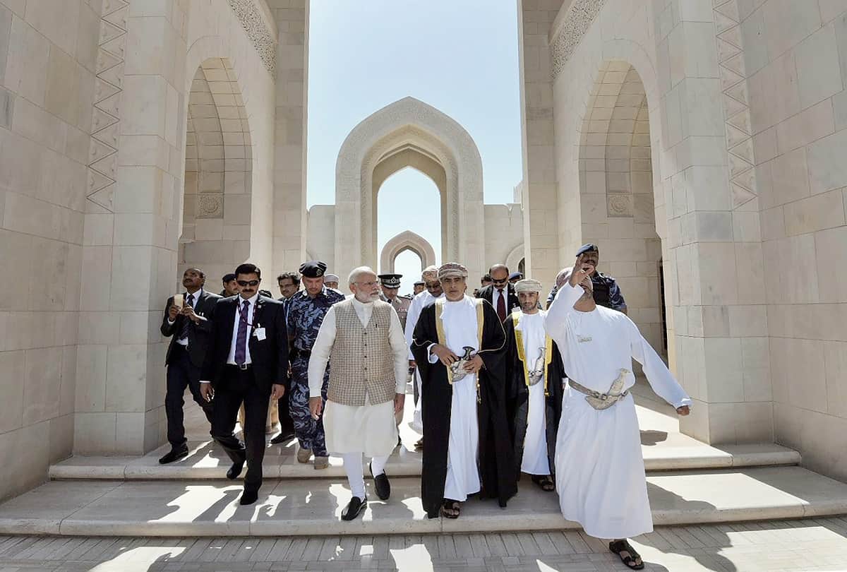 Oman: PM Narendra Modi prays at Shiva temple and visits sultan qaboos grand mosque in Muscat 