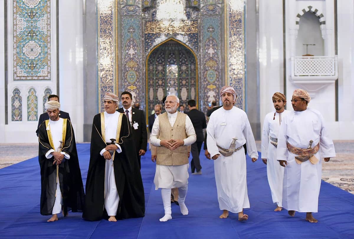 Oman: PM Narendra Modi prays at Shiva temple and visits sultan qaboos grand mosque in Muscat 