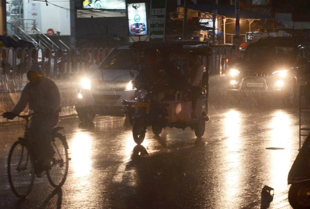 rain with strong wind in lucknow.