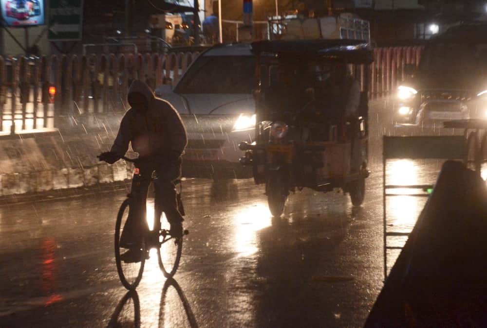 rain with strong wind in lucknow.