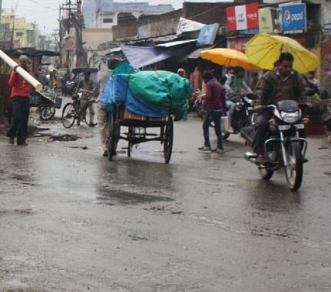 Truck ramped in to shop in Budaun