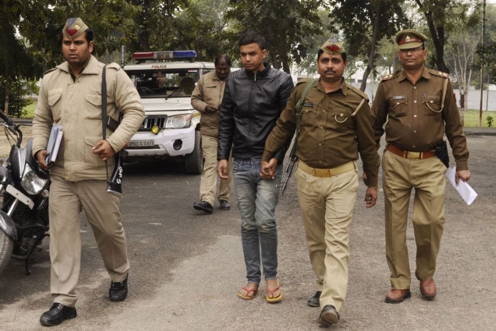 firozabad police arrested robber after encounter 