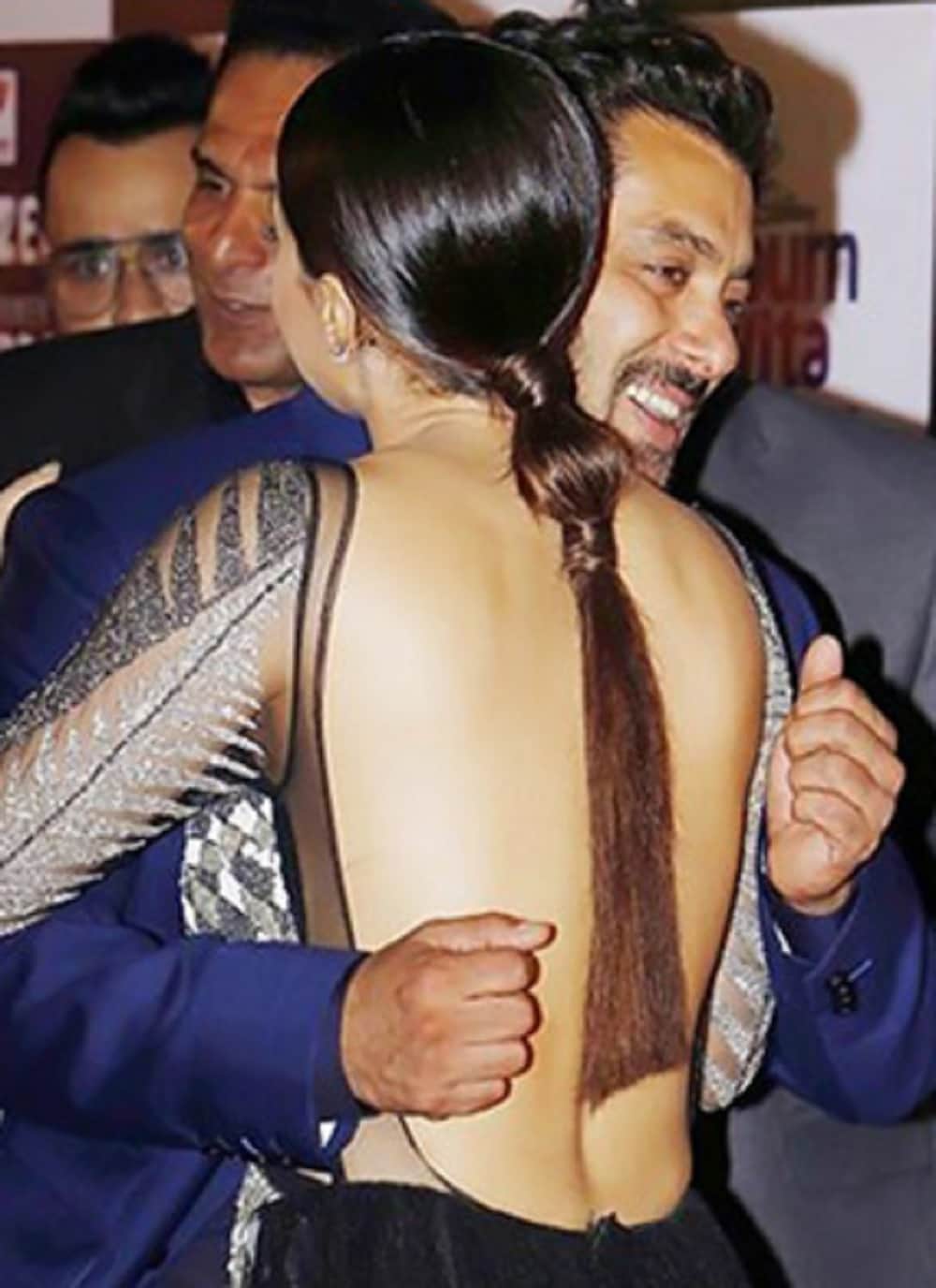 See the awkward hugs of famous super stars in the history of Bollywood 