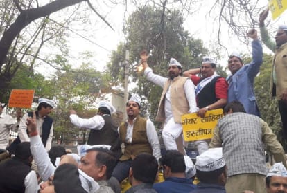 sealing: during meating to solve the problem of sealing leader fought over chai and pakoda