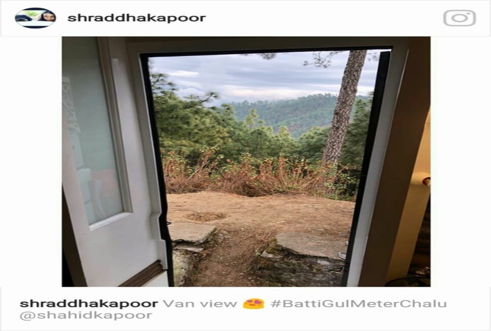 Shahid and shraddha kapoor enjoy in snowfall uttarakhand