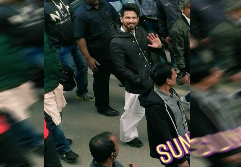 Shahid and shraddha kapoor enjoy in snowfall uttarakhand