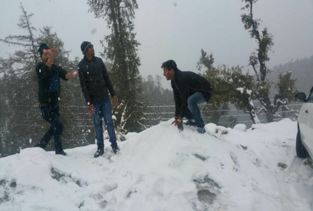 Snowfall 2018 Tourist happy and enjoy cold weather