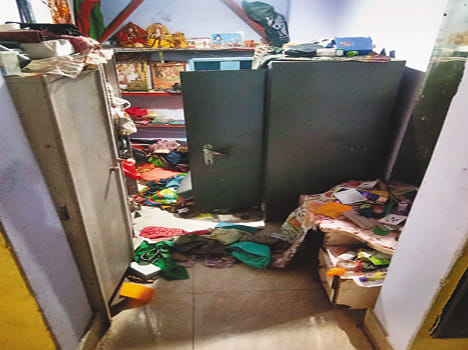 15 million theft of retired administrative officer in fatehpur