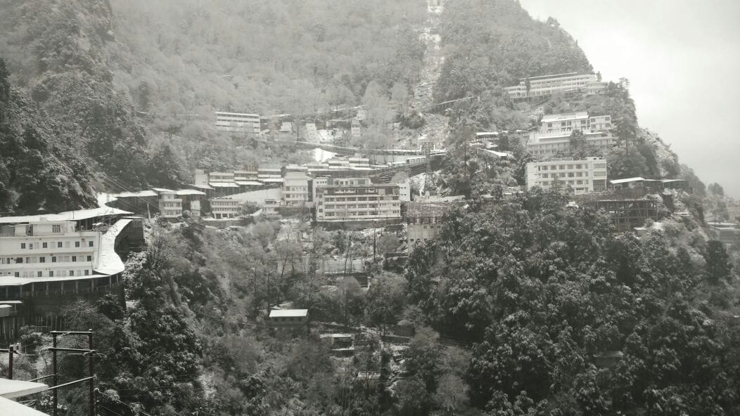 PICTURE OF SNOWFALL IN MATA VAISHNO DEVI KATRA JAMMU 