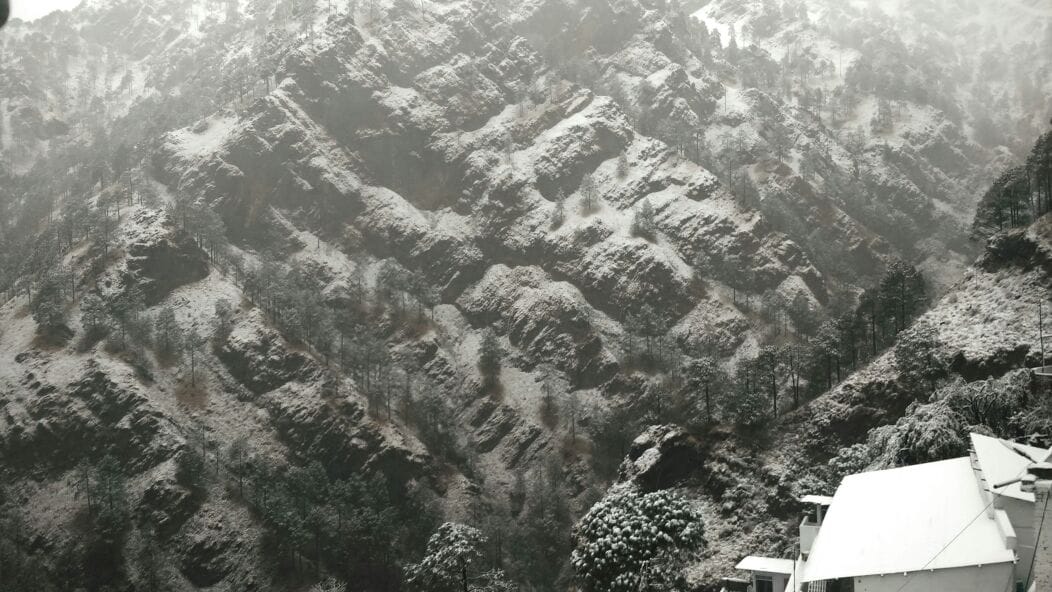 PICTURE OF SNOWFALL IN MATA VAISHNO DEVI KATRA JAMMU 