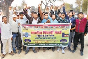 dharna in manjhanpur