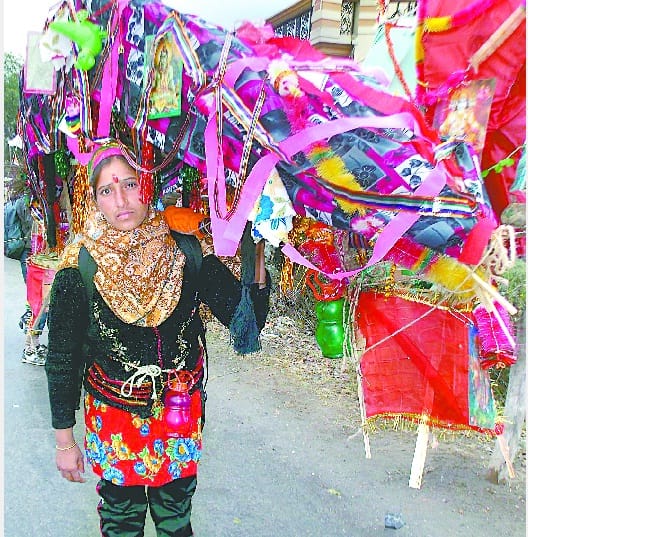 Women is participating in bringing Kanvar