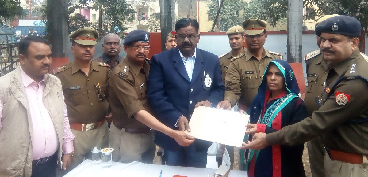 विस्फोट में हाथ गंवाने वाले कांस्टेबल की पत्नी को दी सहायता