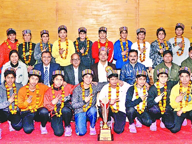हैंडबाल में रजत पदक जीतने पर महिला खिलाड़ी सम्मानित