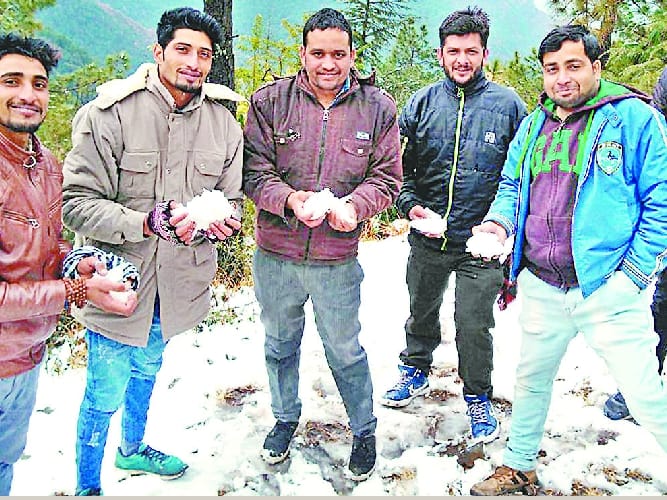 बिलासपुर की बहादरपुर धार पर बर्फबारी
