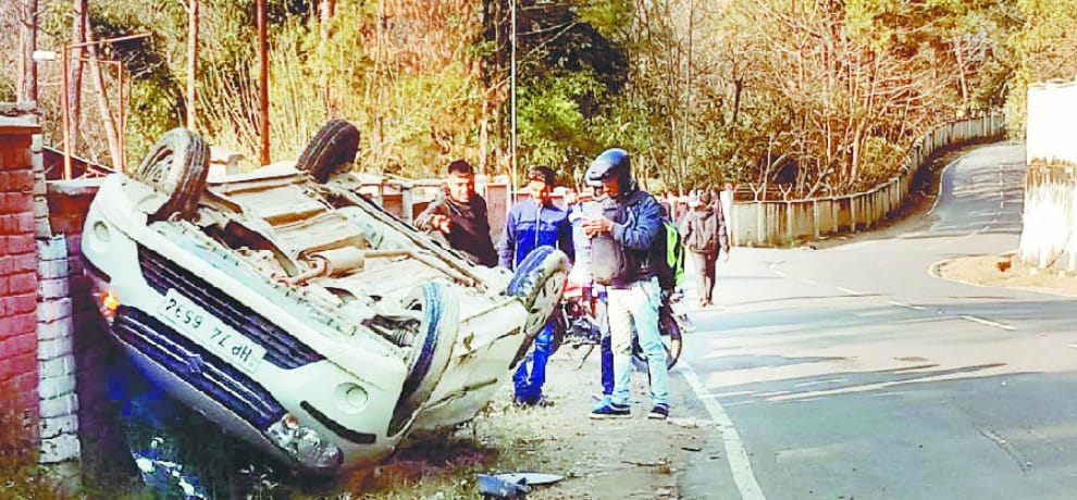 एनआईटी में सड़क पर पलटा दी कार