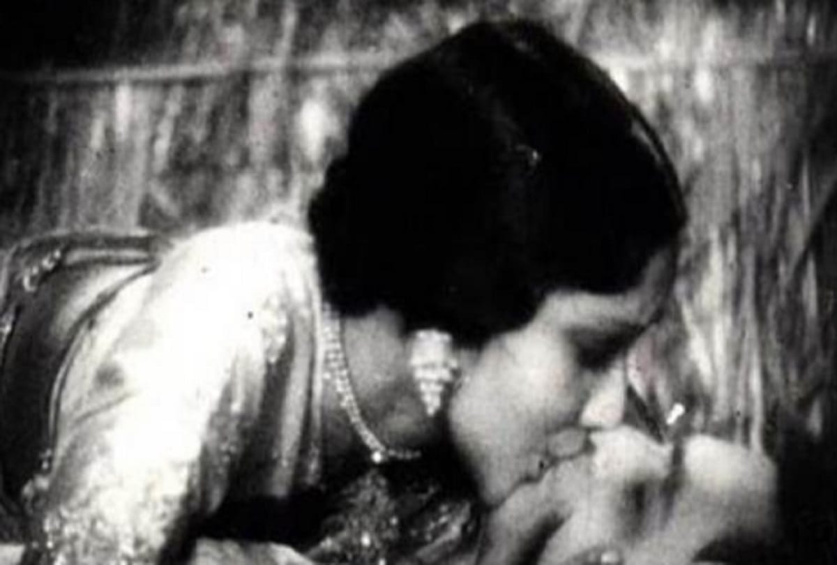 know 5 Memorable Kissing Scenes In Bollywood Film on actress Devika Rani Death anniversary
