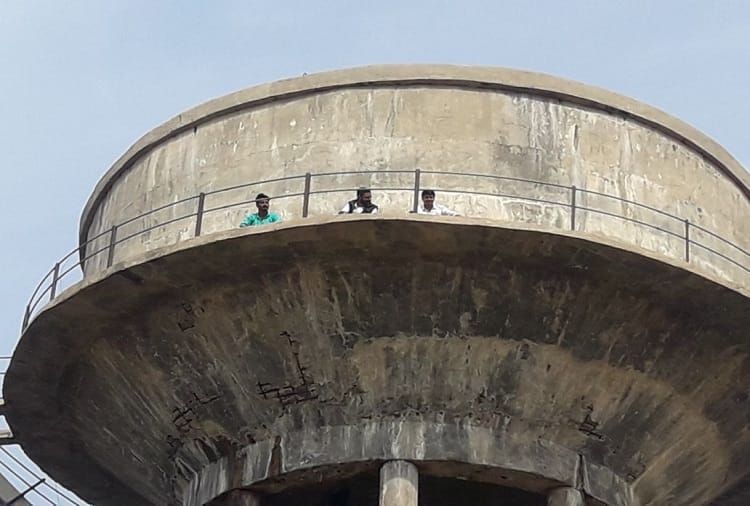 rajasthan Jhunjhunu- three boys Climbed to the tank in jhunjhunu