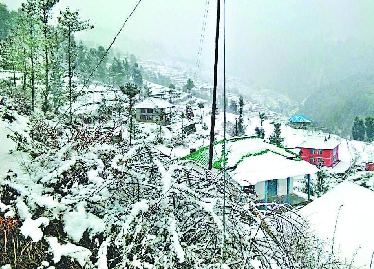 बर्फबारी से बिजली, यातायात, पेयजल व्यवस्था ठप