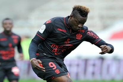 Mario Balotelli get yellow card after racist abuse in ground