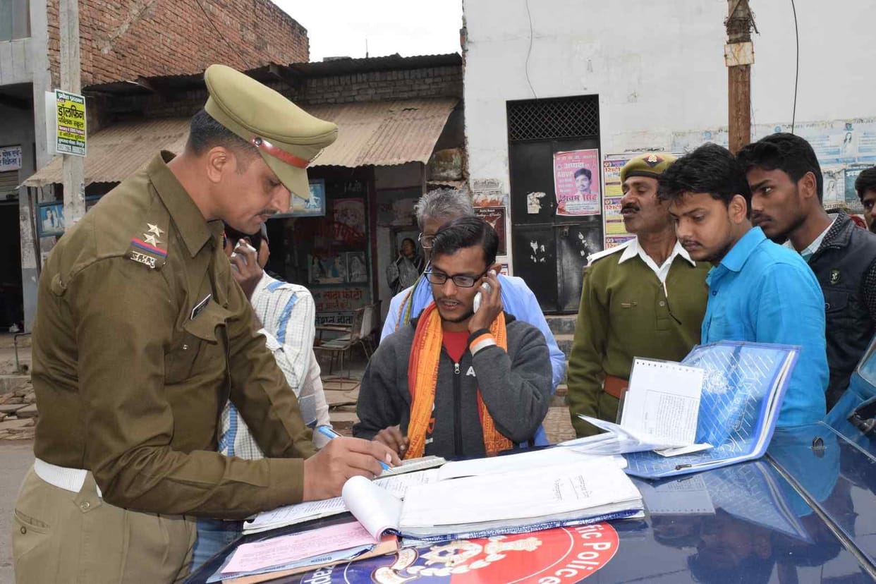 बिना हेलमेट व तीन सवारी चलने वालों 50 वाहनों का चालान