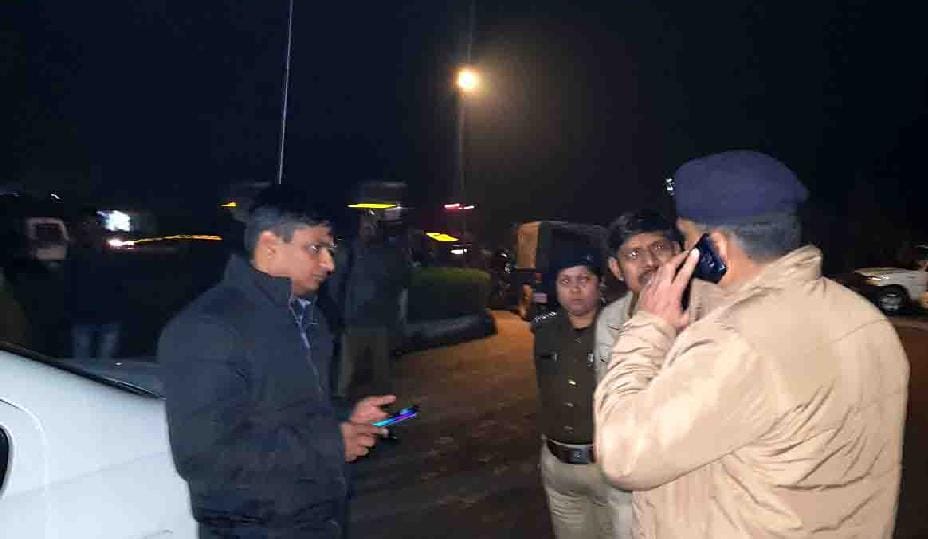 agra robbery with petrol pump employee 