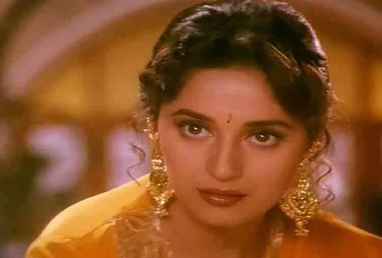 not only priya prakash these bollywood actresses also winked for flirt