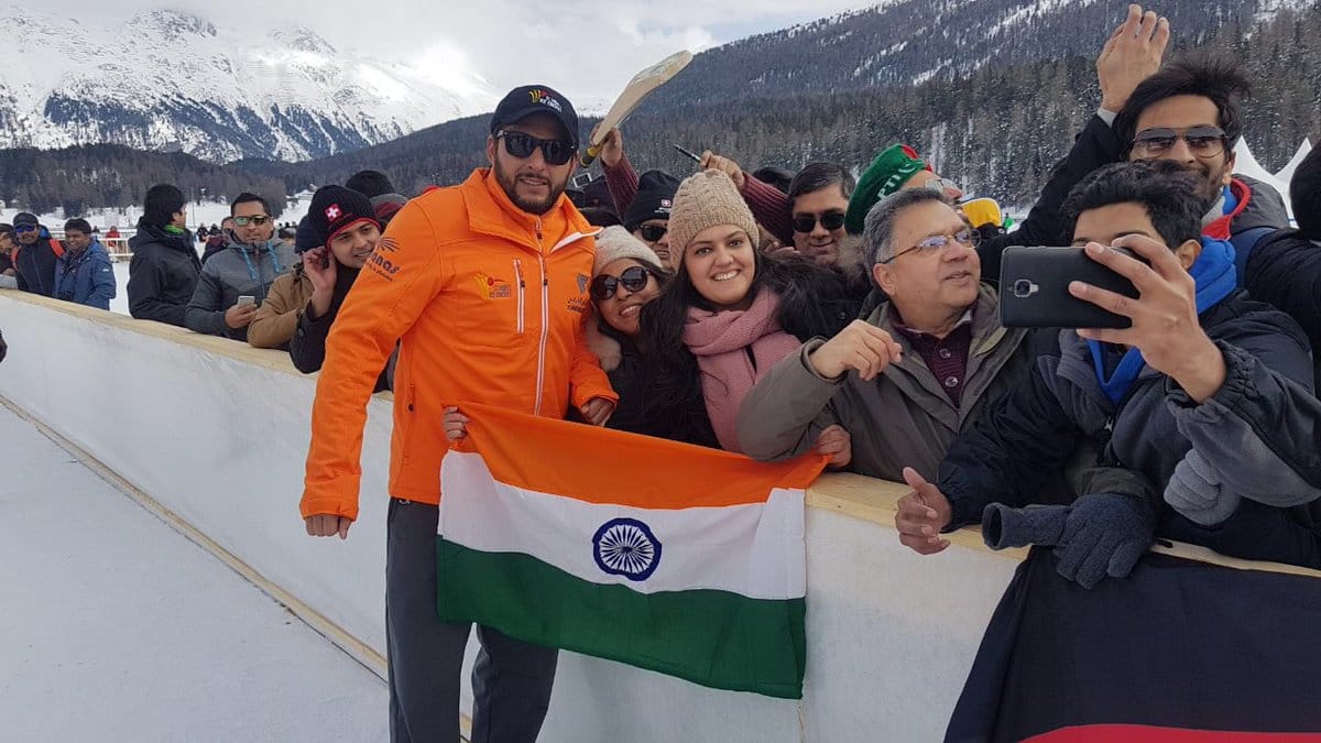 shahid-afridi-told-his-motive-to-ask-an-indian-supporter-to-straighten-her-national-flag/