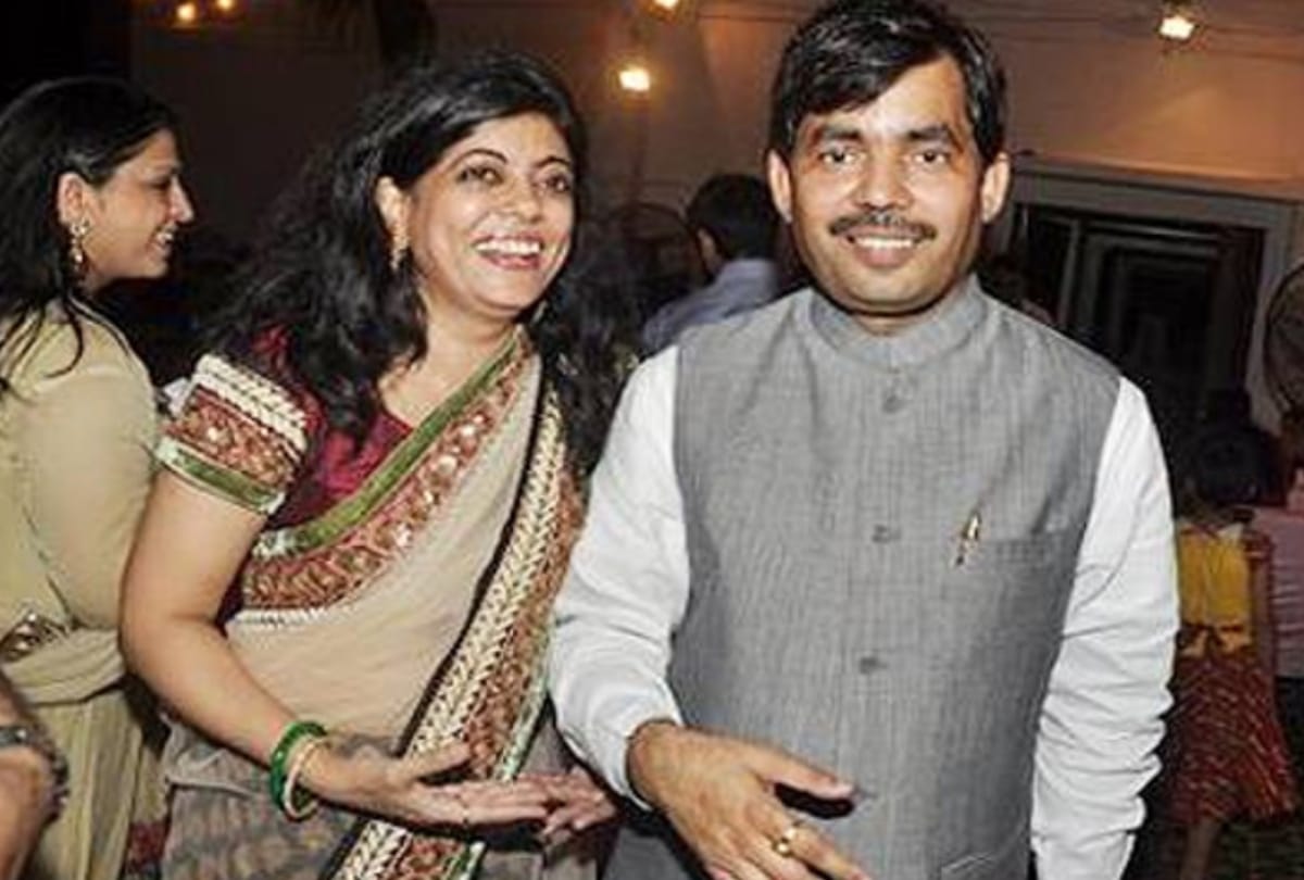 valentines day bjp leader shahnawaz hussain love story 9 years dtc bus and this how he propose