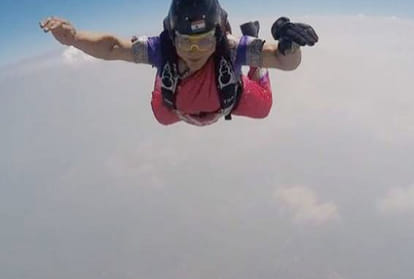 padma winner sheetal rane mahajan jumped from thirteen thousand feet with wearing a saree.