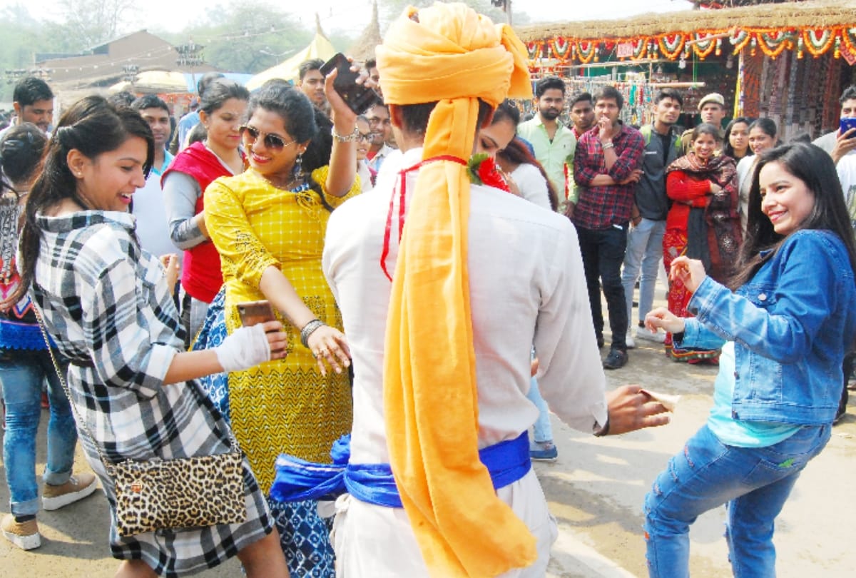 people purchased valentines day gifts from surajkund mela