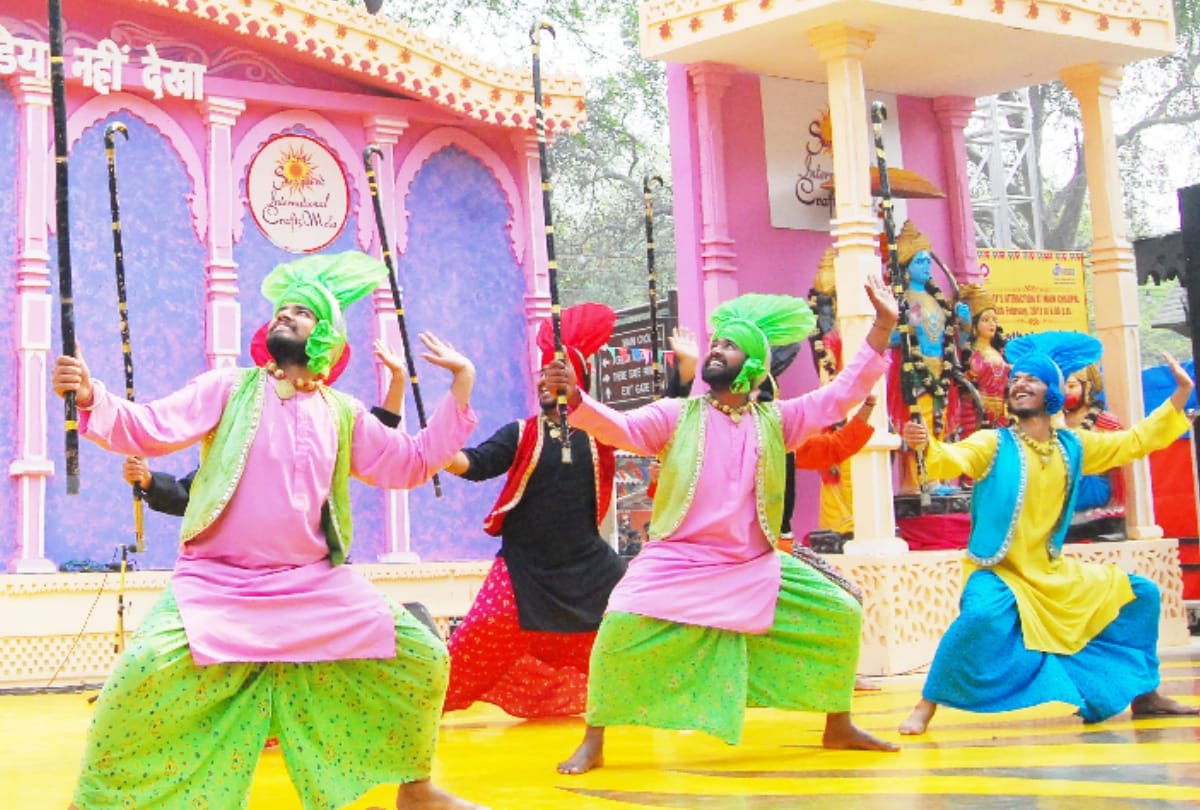 people purchased valentines day gifts from surajkund mela