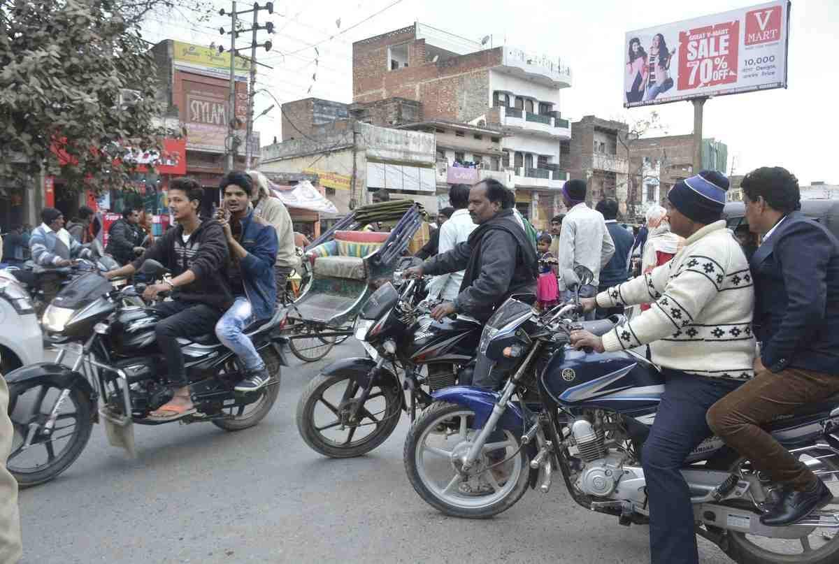 varanasi police does not accept that without helmet is crime