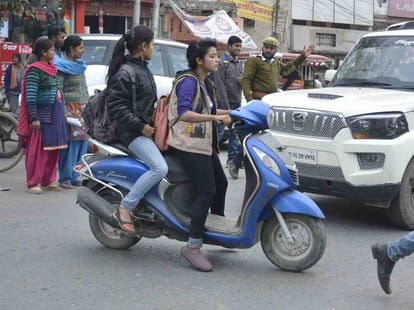 varanasi police does not accept that without helmet is crime