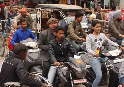 varanasi police does not accept that without helmet is crime