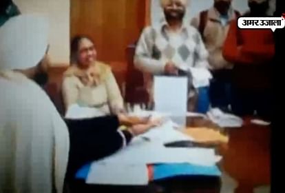 PUNJAB TECHNICAL EDUCATION MINISTER CHARANJIT SINGH CHANNI TOSS COIN TO DECIDE POSTING OF LECTURERS