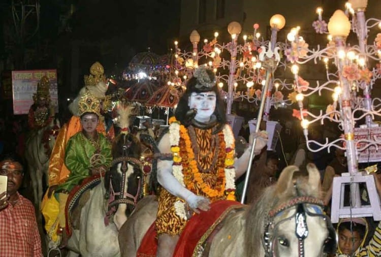 See The Photos Of Shiva Barat Procession In Kashi - Amar Ujala Hindi News  Live - महाशिवरात्रि पर शिव बारात में उतरी तीनों लोकों की झांकी, खूब उड़े  अबीर-गुलाल, देखें तस्वीरें