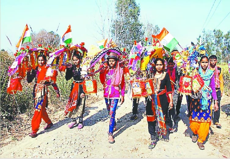 Daughters carrying kanwad in 20 hours