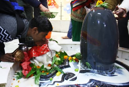 crowd of devotees in temples, praise of Har Har Mahadev