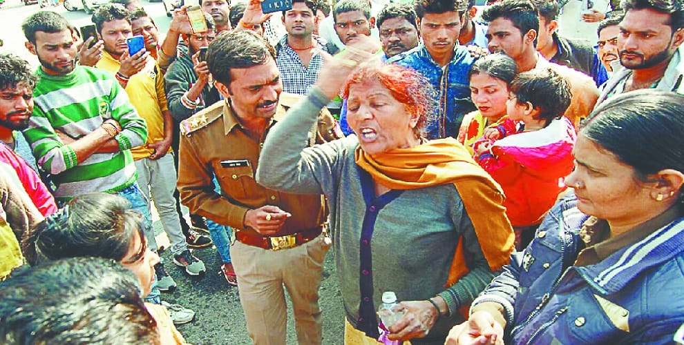 Arrest the killer of the son, mother tried to self abuse at the CO office