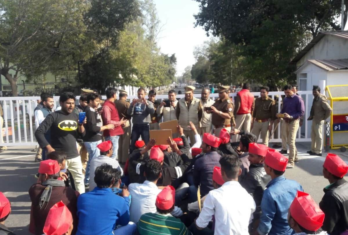 samajwadi student union beaten by police in five kalidas road