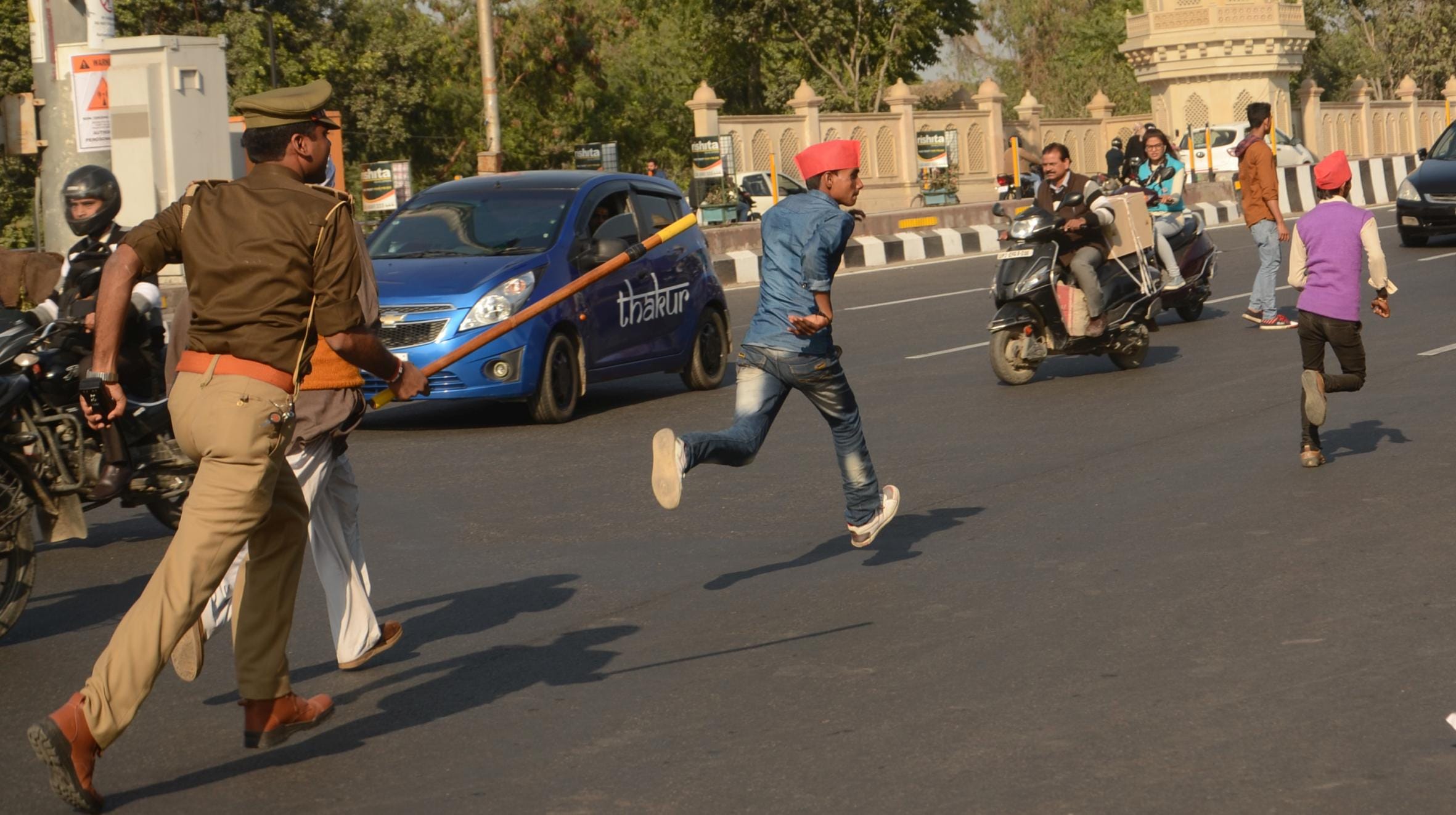 samajwadi student union beaten by police in five kalidas road