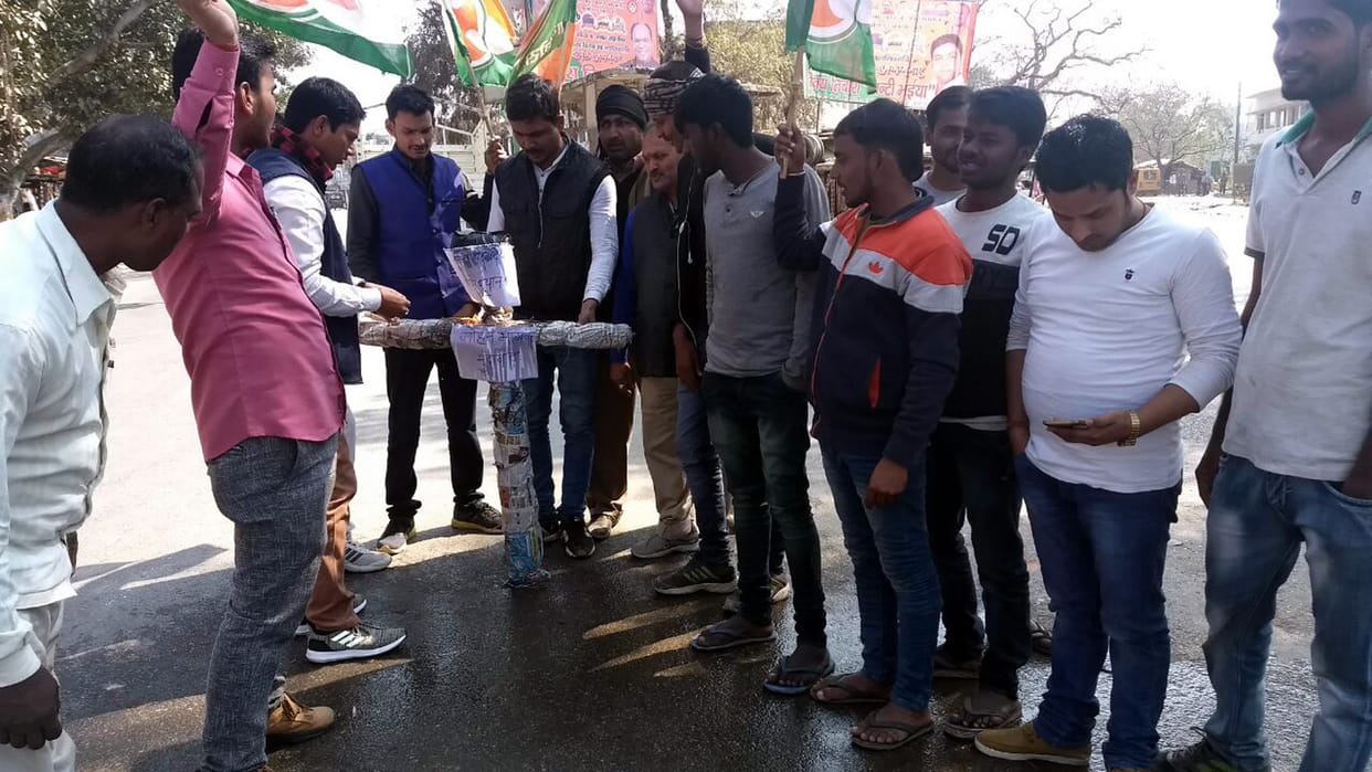 युवा कांग्रेस ने मोहन भागवत का पुतला फूंका