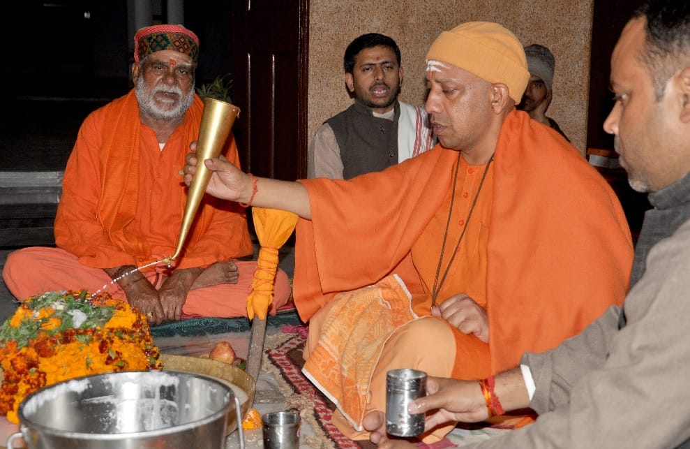 महाद्रव्य से योगी ने किया रुद्राभिषेक