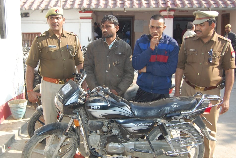 चोरी की बाइक के साथ सिपाही के भाई समेत दो गिरफ्तार