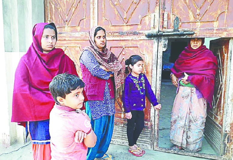 school to door hua, khel se bhi mehroom hue bacche