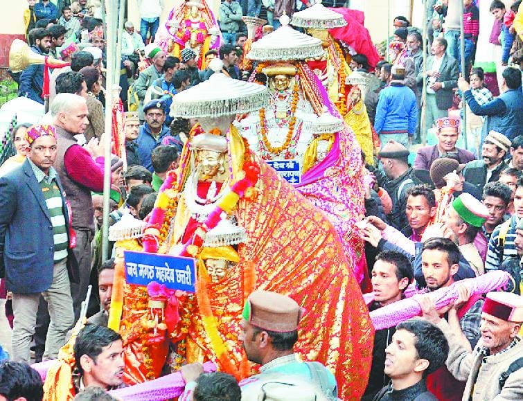 सजा गया देव समागम, 150 के करीब देवी-देवताओं के रथ मंडी पहुंचे