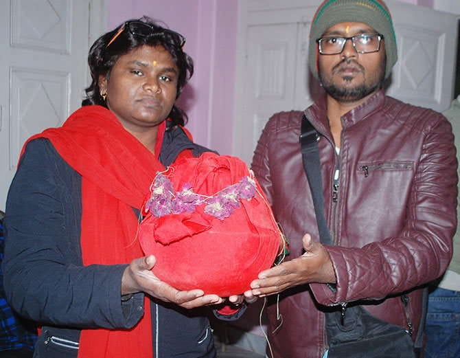 pakistani hindu people visited india to flow ashes in ganga river haridwar